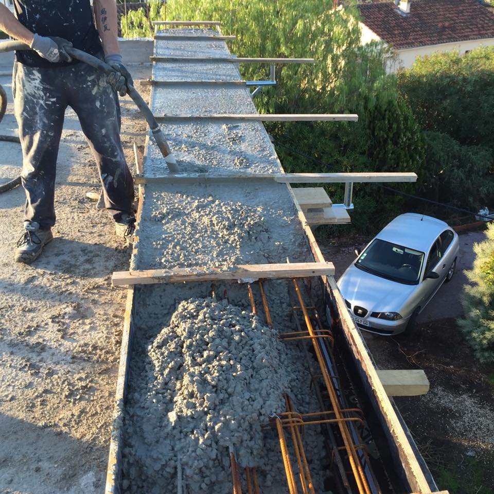 Coulage du béton armé sur plancher en construction pour une villa R+1 à Solliès-Ville, réalisé par DPconstruction83