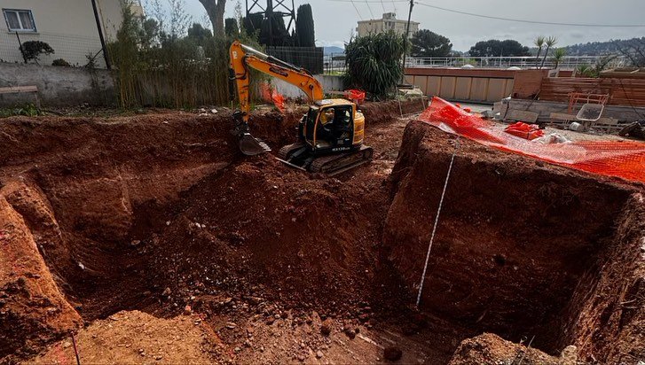 Excavation profonde en terre rouge pour la construction d’une villa à Toulon avec sous-sol