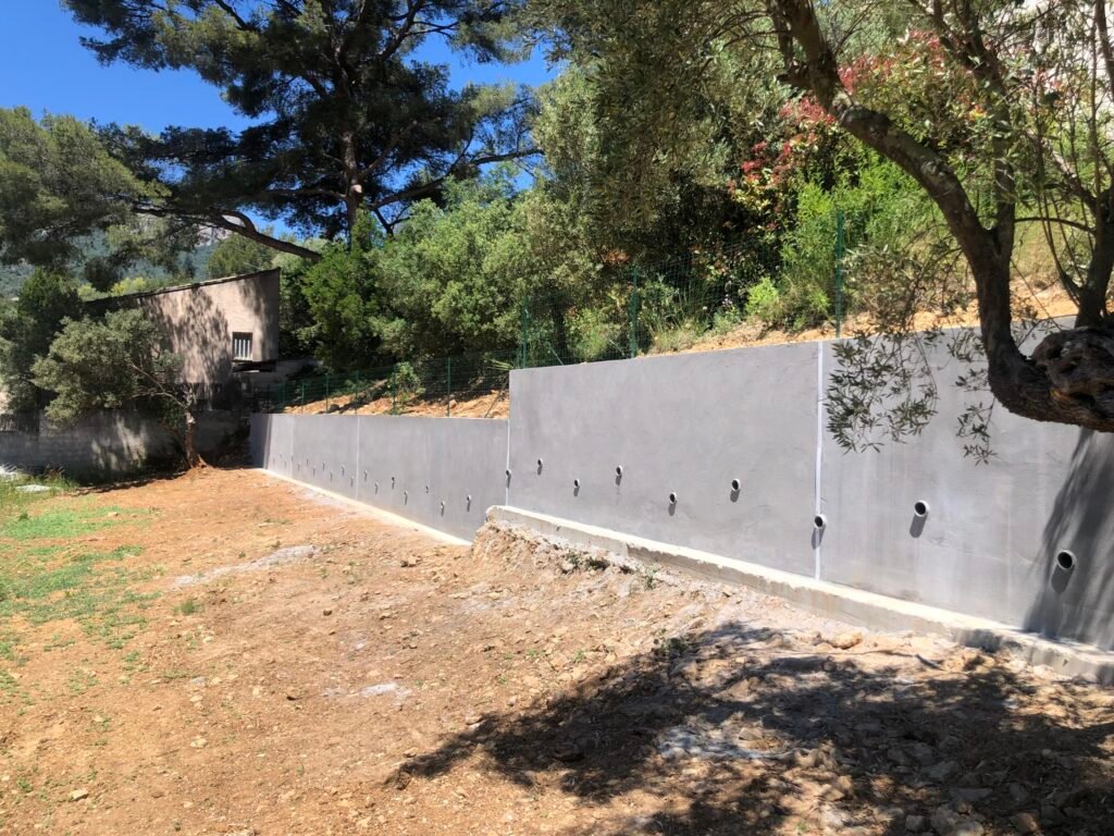 Mur banché en béton armé de 50 mètres linéaires réalisé par DPconstruction83 au Revest-les-Eaux dans le Var