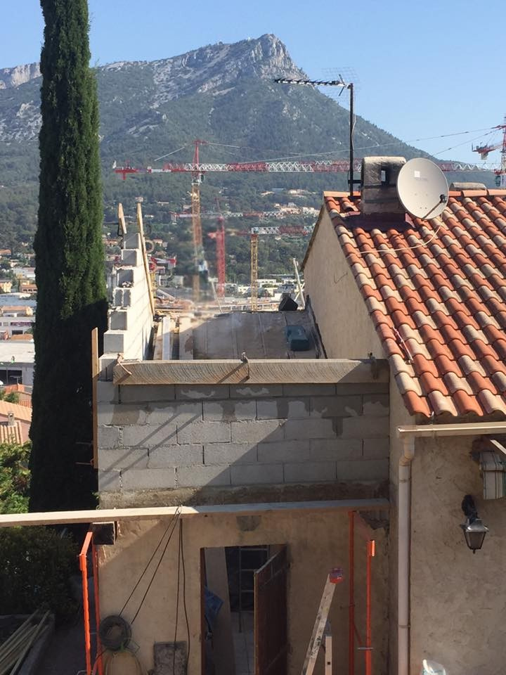 Surélévation de maison en cours à Toulon avec mur en blocs béton et toiture tuiles