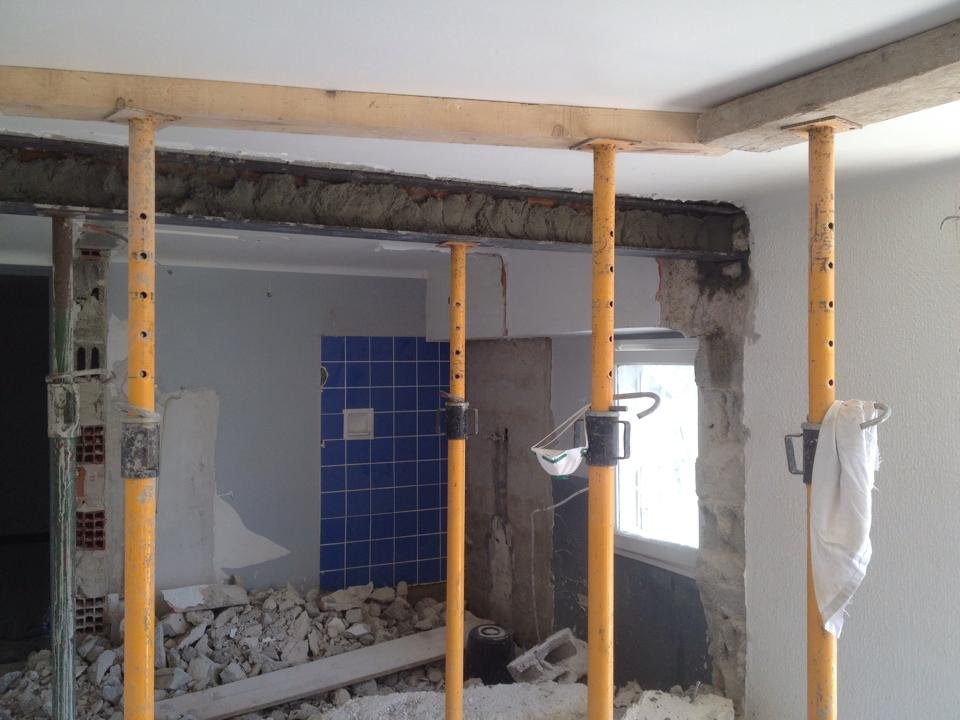 Ouverture dans un mur porteur avec étais de soutien lors d’une rénovation à Toulon, chantier DPconstruction83