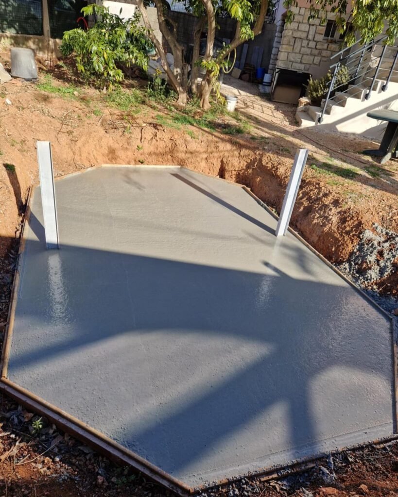 Dallage en béton fraîchement coulé à Toulon pour accueillir une future structure, réalisé par DPconstruction83