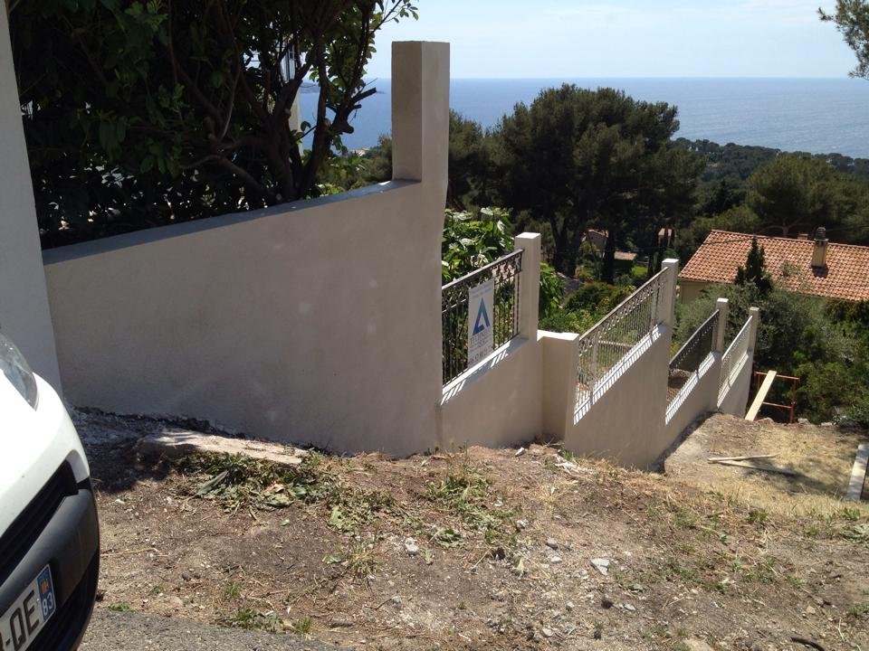 Mur de clôture enduit sur terrain en pente avec vue mer à Carqueiranne dans le Var