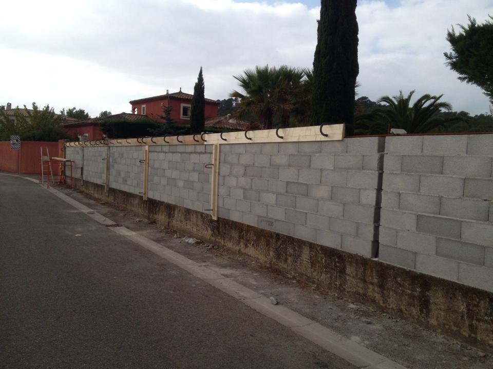 Construction d’un mur de clôture en parpaings dans le Var – DPconstruction83