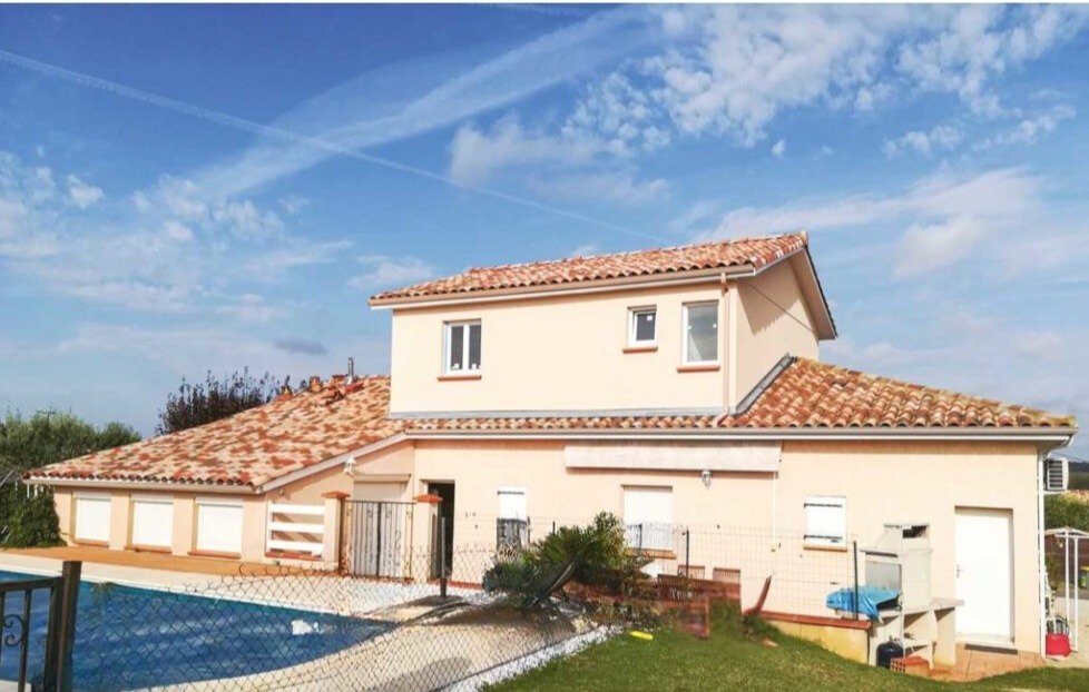 Maison surélevée avec ajout d’un étage sous toiture en tuiles dans le Var