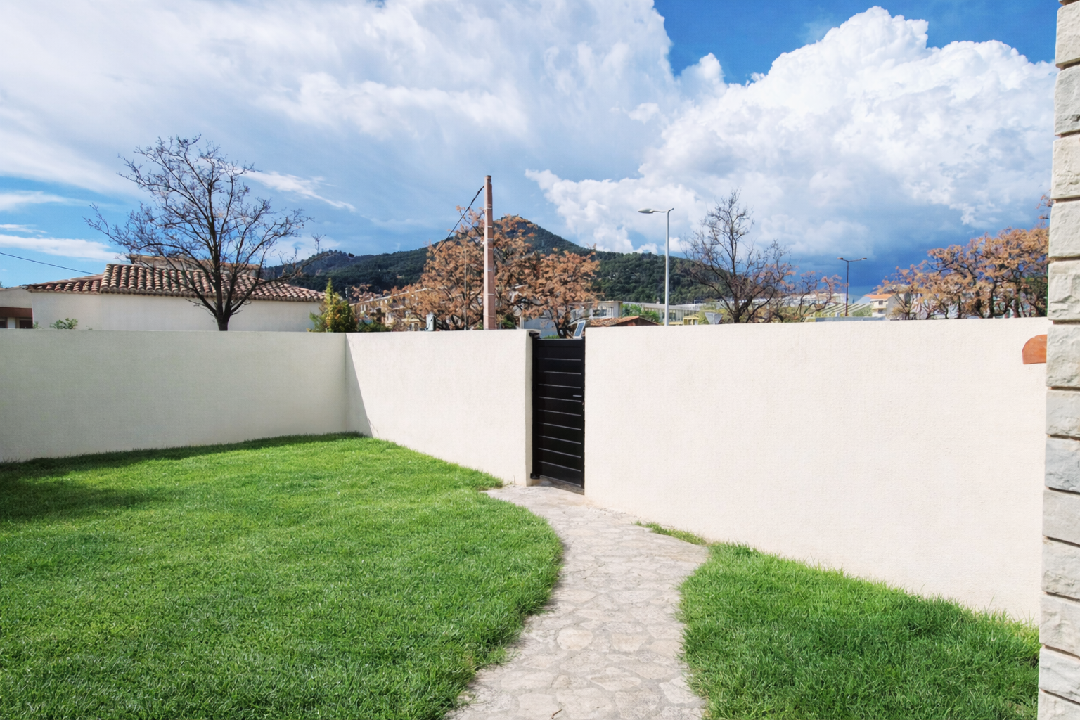 Mur de clôture en maçonnerie avec portail métallique à La Valette-du-Var réalisé par DPconstruction83